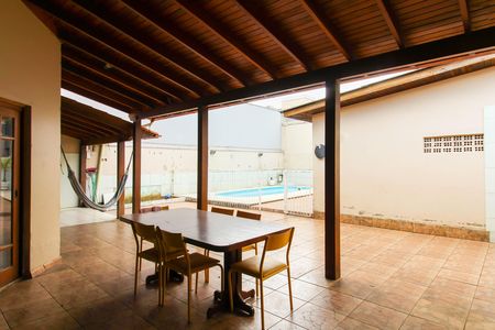 Área externa de casa à venda com 3 quartos, 200m² em Igara, Canoas