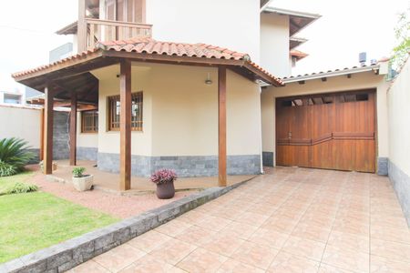 Casa à venda com 200m², 3 quartos e 3 vagas Casa à venda com 200m², 3 quartos e 3 vagasÁrea externa