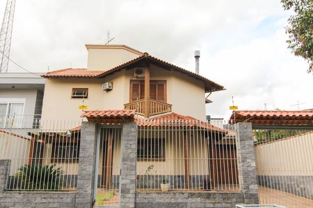 Casa à venda com 200m², 3 quartos e 3 vagas Casa à venda com 200m², 3 quartos e 3 vagasFachada