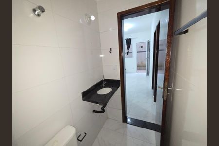 Banheiro de casa de condomínio para alugar com 1 quarto, 47m² em Jardim Melvi, Praia Grande