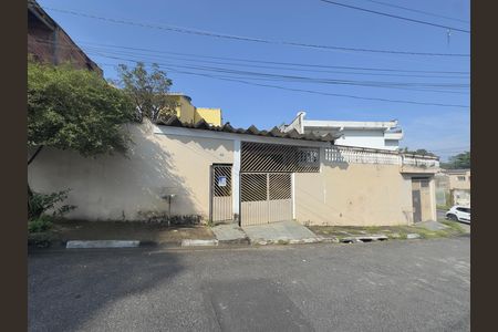 Casa à venda com 100m², 3 quartos e 3 vagasPlaca instalada na fachada do imóvel 