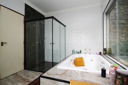 Casa de condomínio para alugar com 1500m², 7 quartos e 8 vagas Casa de condomínio para alugar com 1500m², 7 quartos e 8 vagasBanheiro Suíte 1