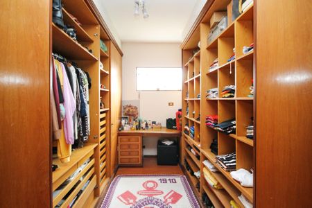 Casa de condomínio para alugar com 1500m², 7 quartos e 8 vagas Casa de condomínio para alugar com 1500m², 7 quartos e 8 vagasCloset Suíte 1