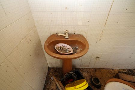 Casa de condomínio para alugar com 1500m², 7 quartos e 8 vagas Casa de condomínio para alugar com 1500m², 7 quartos e 8 vagasBanheiro de Serviço
