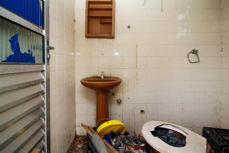 Casa de condomínio para alugar com 1500m², 7 quartos e 8 vagas Casa de condomínio para alugar com 1500m², 7 quartos e 8 vagasBanheiro de Serviço