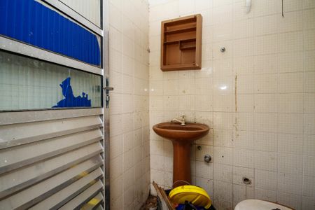 Casa de condomínio para alugar com 1500m², 7 quartos e 8 vagas Casa de condomínio para alugar com 1500m², 7 quartos e 8 vagasBanheiro de Serviço