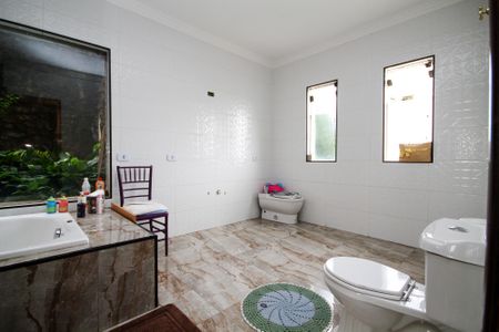 Casa de condomínio para alugar com 1500m², 7 quartos e 8 vagas Casa de condomínio para alugar com 1500m², 7 quartos e 8 vagasBanheiro Suíte 1