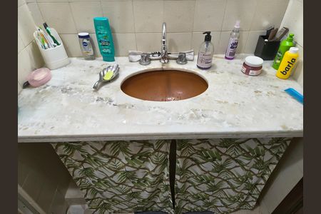Banheiro social de casa de condomínio à venda com 3 quartos, 214m² em Taquara, Rio de Janeiro