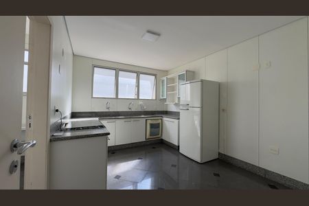Apartamento à venda com 240m², 4 quartos e 2 vagas
