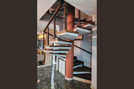Casa de condomínio à venda com 400m², 7 quartos e 2 vagasEscada 