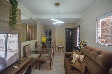 Casa à venda com 131m², 3 quartos e 2 vagasSala