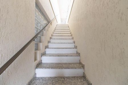 Casa para alugar com 800m², 3 quartos e 4 vagas Casa para alugar com 800m², 3 quartos e 4 vagasEscada