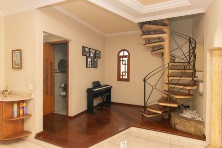 Casa para alugar com 800m², 3 quartos e 4 vagas Casa para alugar com 800m², 3 quartos e 4 vagasHall da Escada