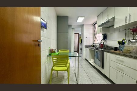 Apartamento à venda com 100m², 3 quartos e 2 vagas Apartamento à venda com 100m², 3 quartos e 2 vagasBanheiro