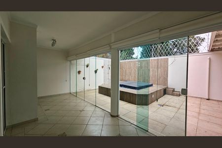 Casa de condomínio à venda com 335m², 3 quartos e 4 vagas