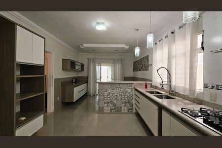 Casa de condomínio à venda com 335m², 3 quartos e 4 vagas