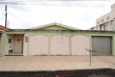 Casa para alugar com 300m², 3 quartos e 3 vagasFachada