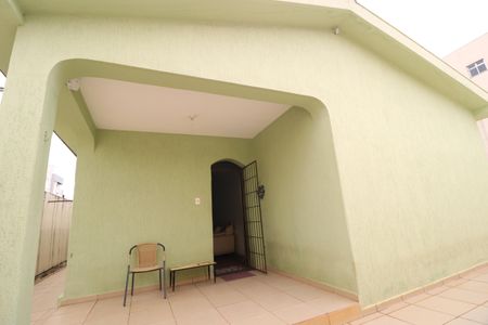 Casa para alugar com 300m², 3 quartos e 3 vagasFachada