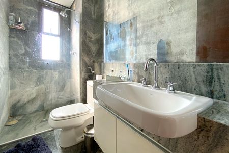 Apartamento à venda com 340m², 5 quartos e 4 vagas Apartamento à venda com 340m², 5 quartos e 4 vagasBanheiro da Suíte 3