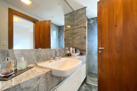 Apartamento à venda com 340m², 5 quartos e 4 vagas Apartamento à venda com 340m², 5 quartos e 4 vagasBanheiro da Suíte 2