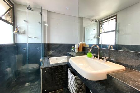 Apartamento à venda com 340m², 5 quartos e 4 vagas Apartamento à venda com 340m², 5 quartos e 4 vagasBanheiro da Suíte 1