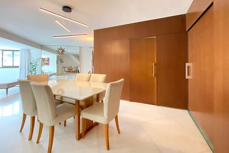 Apartamento à venda com 340m², 5 quartos e 4 vagas Apartamento à venda com 340m², 5 quartos e 4 vagasSala de Jantar