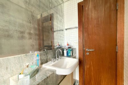 Apartamento à venda com 340m², 5 quartos e 4 vagas Apartamento à venda com 340m², 5 quartos e 4 vagasBanheiro da Suíte 3