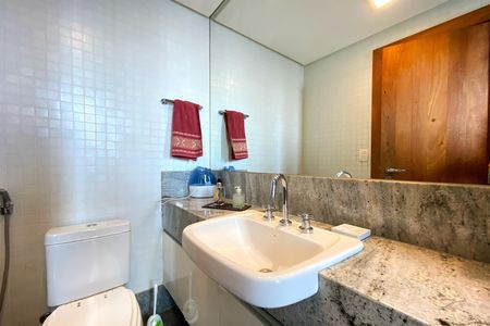 Apartamento à venda com 340m², 5 quartos e 4 vagas Apartamento à venda com 340m², 5 quartos e 4 vagasBanheiro da Suíte 2