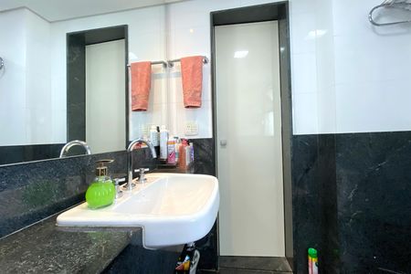 Apartamento à venda com 340m², 5 quartos e 4 vagas Apartamento à venda com 340m², 5 quartos e 4 vagasBanheiro da Suíte 1