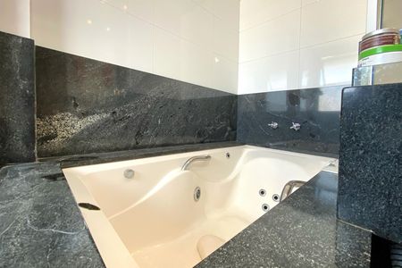 Apartamento à venda com 340m², 5 quartos e 4 vagas Apartamento à venda com 340m², 5 quartos e 4 vagasBanheiro da Suíte 1