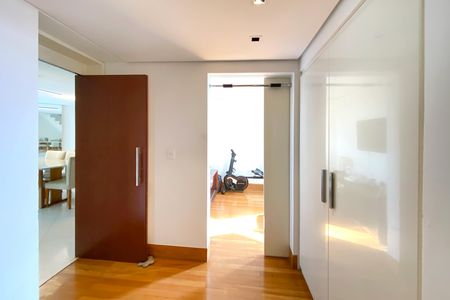 Apartamento à venda com 340m², 5 quartos e 4 vagas Apartamento à venda com 340m², 5 quartos e 4 vagasCorredor