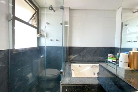 Apartamento à venda com 340m², 5 quartos e 4 vagas Apartamento à venda com 340m², 5 quartos e 4 vagasBanheiro da Suíte 1