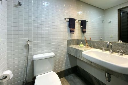 Apartamento à venda com 340m², 5 quartos e 4 vagas Apartamento à venda com 340m², 5 quartos e 4 vagasBanheiro da Cobertura