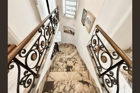 Apartamento à venda com 292m², 4 quartos e 1 vaga Apartamento à venda com 292m², 4 quartos e 1 vagaEscadas