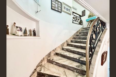 Apartamento à venda com 292m², 4 quartos e 1 vaga Apartamento à venda com 292m², 4 quartos e 1 vagaEscadas