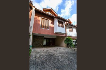 Casa de condomínio para alugar com 233m², 3 quartos e 4 vagas Casa de condomínio para alugar com 233m², 3 quartos e 4 vagasFachada