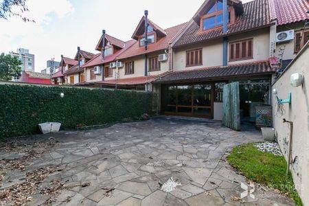 Casa de condomínio para alugar com 233m², 3 quartos e 4 vagas Casa de condomínio para alugar com 233m², 3 quartos e 4 vagasFachada
