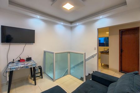 Sala de casa de condomínio para alugar com 2 quartos, 50m² em Maracanã, Praia Grande