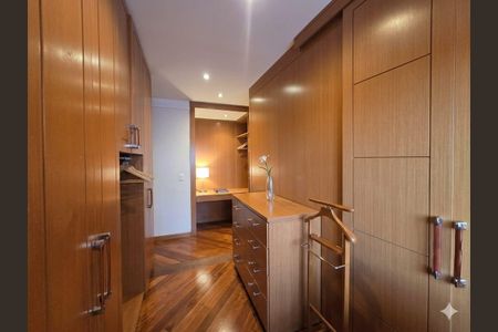 Apartamento à venda com 223m², 3 quartos e 3 vagasCloset