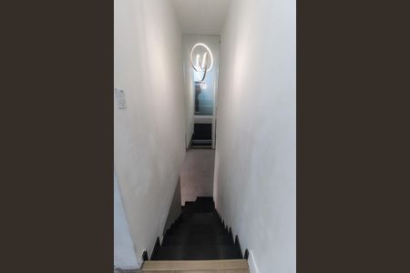 Casa à venda com 70m², 2 quartos e 2 vagas Casa à venda com 70m², 2 quartos e 2 vagasEscada