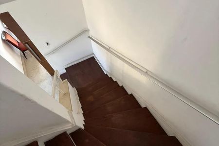 Casa para alugar com 459m², 4 quartos e 4 vagas Casa para alugar com 459m², 4 quartos e 4 vagasEscada
