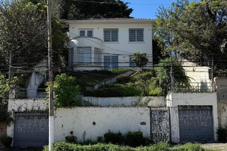 Casa para alugar com 459m², 4 quartos e 4 vagas Casa para alugar com 459m², 4 quartos e 4 vagasÁrea externa