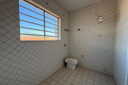 Casa para alugar com 459m², 4 quartos e 4 vagas Casa para alugar com 459m², 4 quartos e 4 vagasBanheiro