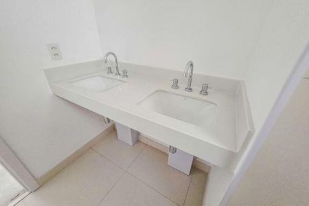 Apartamento à venda com 153m², 4 quartos e 3 vagas Apartamento à venda com 153m², 4 quartos e 3 vagasBanheiro da Suíte 1