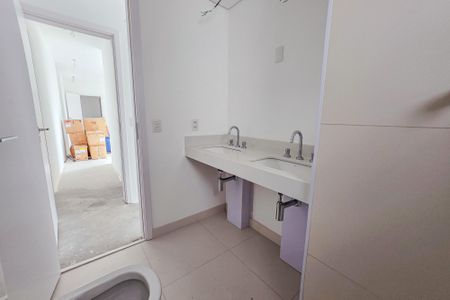 Apartamento à venda com 153m², 4 quartos e 3 vagas Apartamento à venda com 153m², 4 quartos e 3 vagasBanheiro da Suíte 1