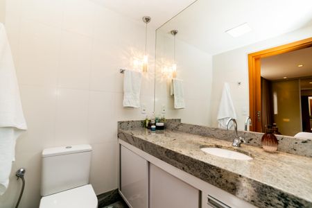 Apartamento à venda com 144m², 4 quartos e 4 vagas Apartamento à venda com 144m², 4 quartos e 4 vagasBanheiro da Suíte 1