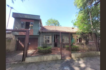 Casa à venda com 130m², 3 quartos e 2 vagas Casa à venda com 130m², 3 quartos e 2 vagasFachada