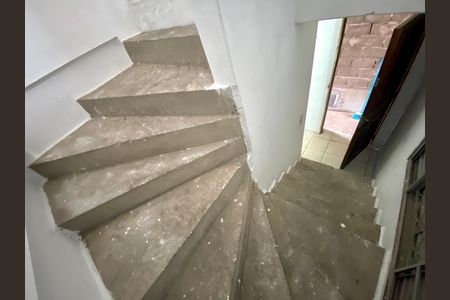 Casa para alugar com 70m², 3 quartos e 1 vaga Casa para alugar com 70m², 3 quartos e 1 vagaEscada