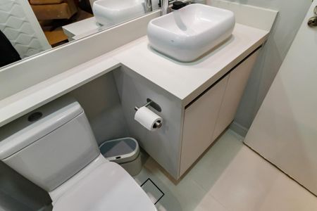 Apartamento à venda com 96m², 2 quartos e 2 vagas Apartamento à venda com 96m², 2 quartos e 2 vagasBanheiro da Suíte 1