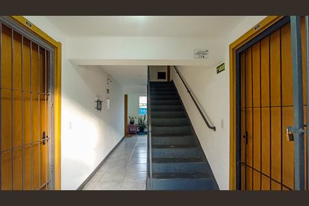 Apartamento à venda com 43m², 2 quartos e 1 vaga Apartamento à venda com 43m², 2 quartos e 1 vagaEscada